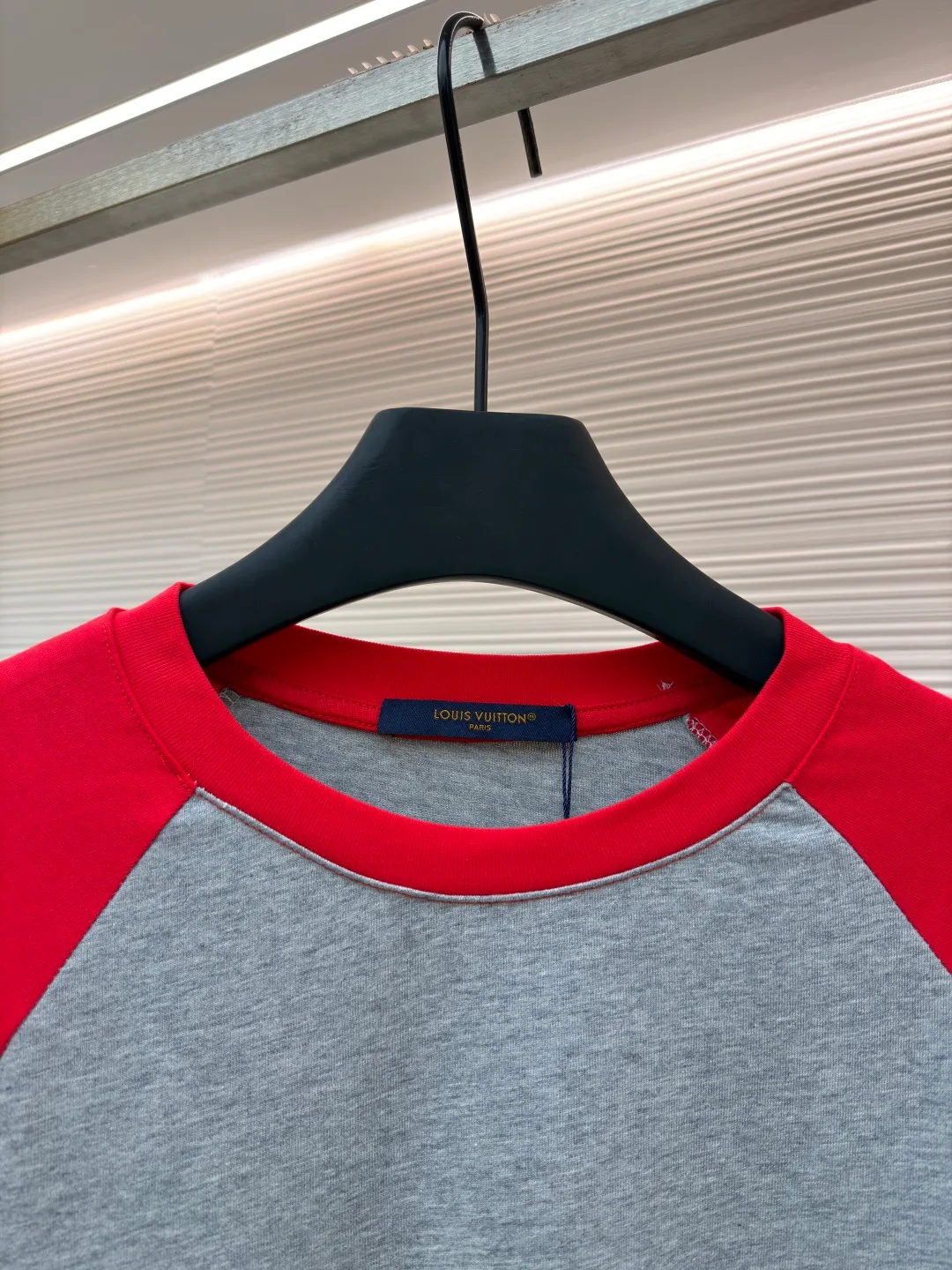 LOUIS VUITTON SKI ski series color matching long sleeves ●Original version: purchased and developed by 10407 ●Item number: 1681669-A55 ●Fabric: cotton fabric ●Technology: embroidery production ●Color: red, white and gray ●Version: fitted version ●Weight: about 410 grams ●Size: S-M-L-XL ●Description: This long-sleeved top is designed with multi-color splicing. The main body is made of high-quality pure cotton fabric. It feels soft, skin-friendly and has good breathability. The shoulders and sleeves use contrasting splicing technology. The red and white splicing lines are smooth and natural, showing superb tailoring technology. The three-dimensional embroidered letter pattern on the left arm adopts multi-layer embroidery technology. The lines are full and three-dimensional, rich in layering, and highlight the brand recognition. The gray area on the chest uses seamless splicing technology to ensure that the overall shape is smooth and crisp. The cuffs and hem adopt fine double-thread seaming technology to enhance durability and prevent seams from opening. The hemming at the neckline is delicate and comfortable to wear without rubbing against the skin. The overall workmanship is fine, and every stitch is even and neat, reflecting the high-quality production process. The overall wiring is straight and delicate, the fabric is comfortable and soft, and the color is consistent without color difference. It can be matched with the same style to create a fashionable look and control various occasions. Customized accessories, complete with three standards, same style for men and women!
